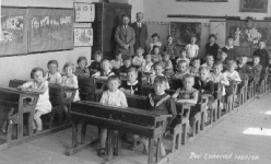 1. třída - 1927/28 (vzadu vlevo ředitel Rýzner, vpravo učitel Macoun).